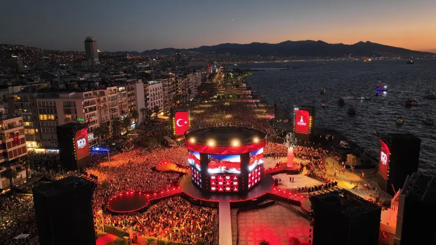 İzmir’de kurtuluş günü coşkusu: Tarkan konserine yüz binlerce kişi akın etti 3