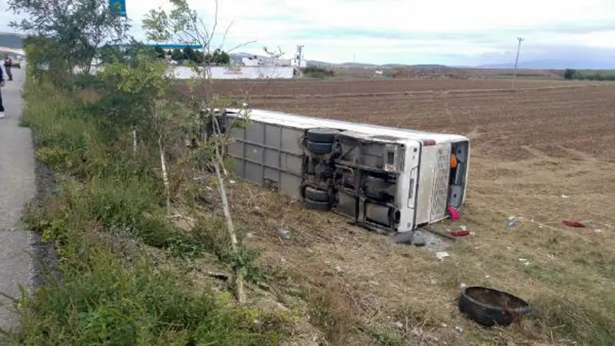 Kaçak göçmenleri taşıyan otobüs devrildi: 57 yaralı 9 Kaçak göçmenleri taşıyan otobüs devrildi: 57 yaralı 9