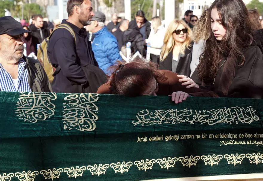 Yangın faciasında hayatını kaybeden eşi ve kızlarını son yolculuğuna uğurladı | Acılı baba: Devletimiz gereğini yapacaktır 7