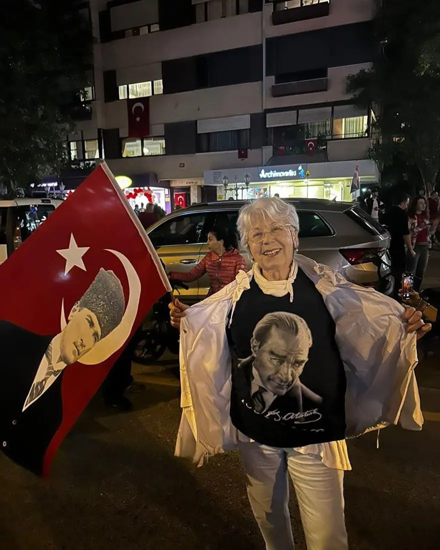 Oyuncu Zerrin Sümer 22 yıllık sevgilisiyle aylar önce evlendiğini açıkladı Oyuncu Zerrin Sümer 22 yıllık sevgilisiyle aylar önce evlendiğini açıkladı