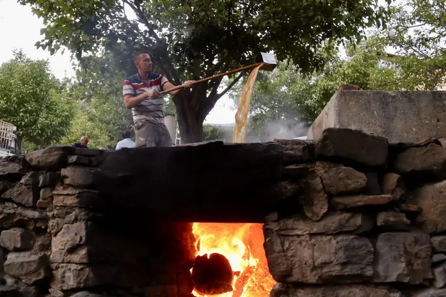 Taştan oyulmuş havuzlarda toplanıp 6 saat kaynatılıyor: Osmaniye'de yapımına başlandı 1 Taştan oyulmuş havuzlarda toplanıp 6 saat kaynatılıyor: Osmaniye'de yapımına başlandı 1