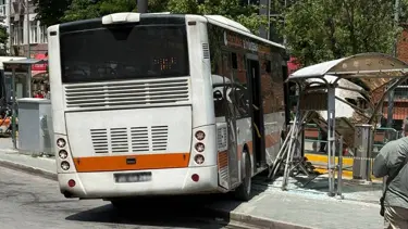 Belediye otobüsü tramvay durağına daldı
