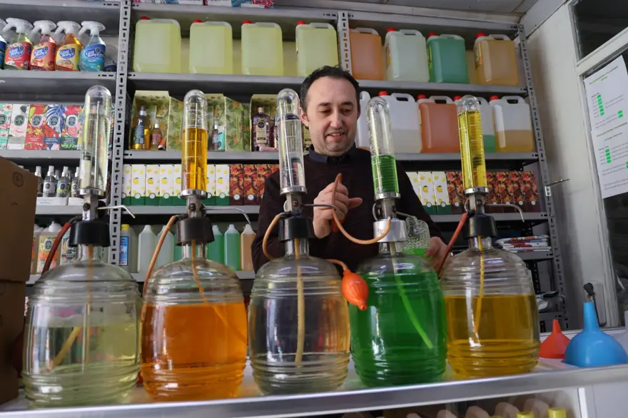 Yarım asırlık dükkanda kolonya dolumu yapıyor: Bu mesleğin bir maneviyatı var 