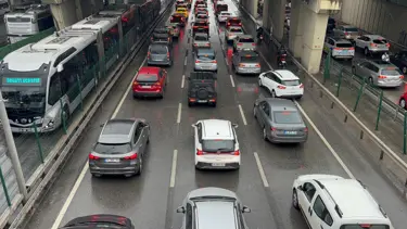Saat 17.00 olmadan trafik arttı: İstanbul'da araçlar dur kalk ilerliyor