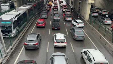 Saat 17.00 olmadan trafik arttı: İstanbul'da araçlar dur kalk ilerliyor