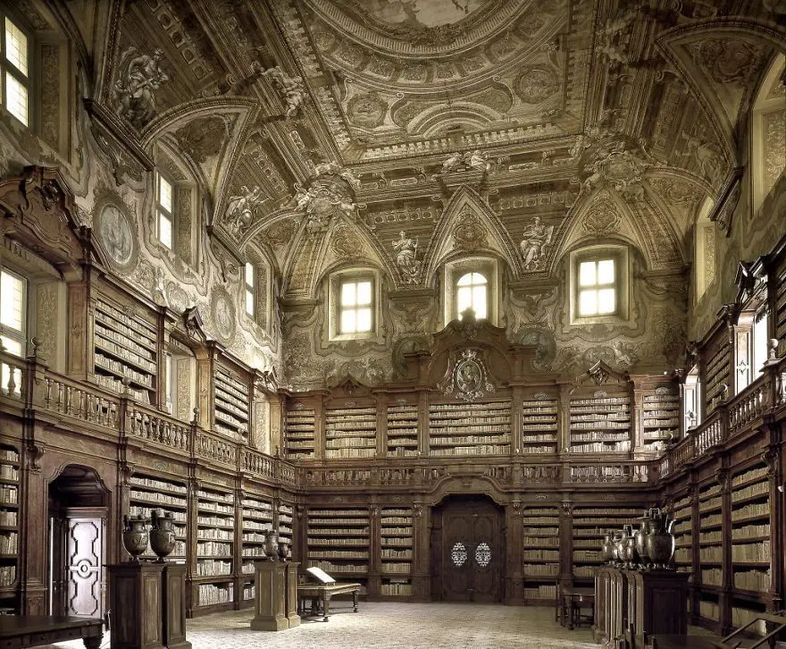 Oratoriana Girolami Devlet Kütüphanesi Napoli, İtalya 21