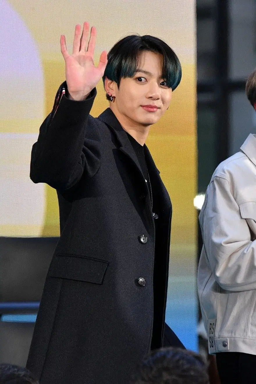 Jungkook'un dövmelerini örnek gösteren Güney Koreli parlamenter, BTS hayranlarını kızdırdı 5 Jungkook'un dövmelerini örnek gösteren Güney Koreli parlamenter, BTS hayranlarını kızdırdı 5