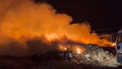 Tekirdağ'da hurdalık yangını panik yarattı