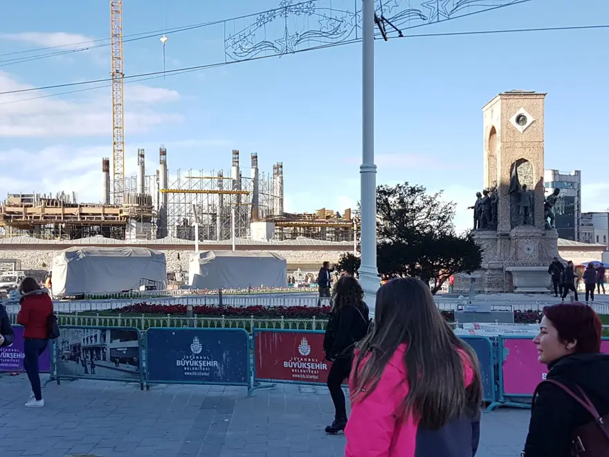 Bir yıl aradan sonra yeniden Taksim Meydanı'nda 13 Bir yıl aradan sonra yeniden Taksim Meydanı'nda 13