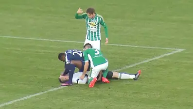 Rakip takım oyuncusuna hayat kurtaran müdahale