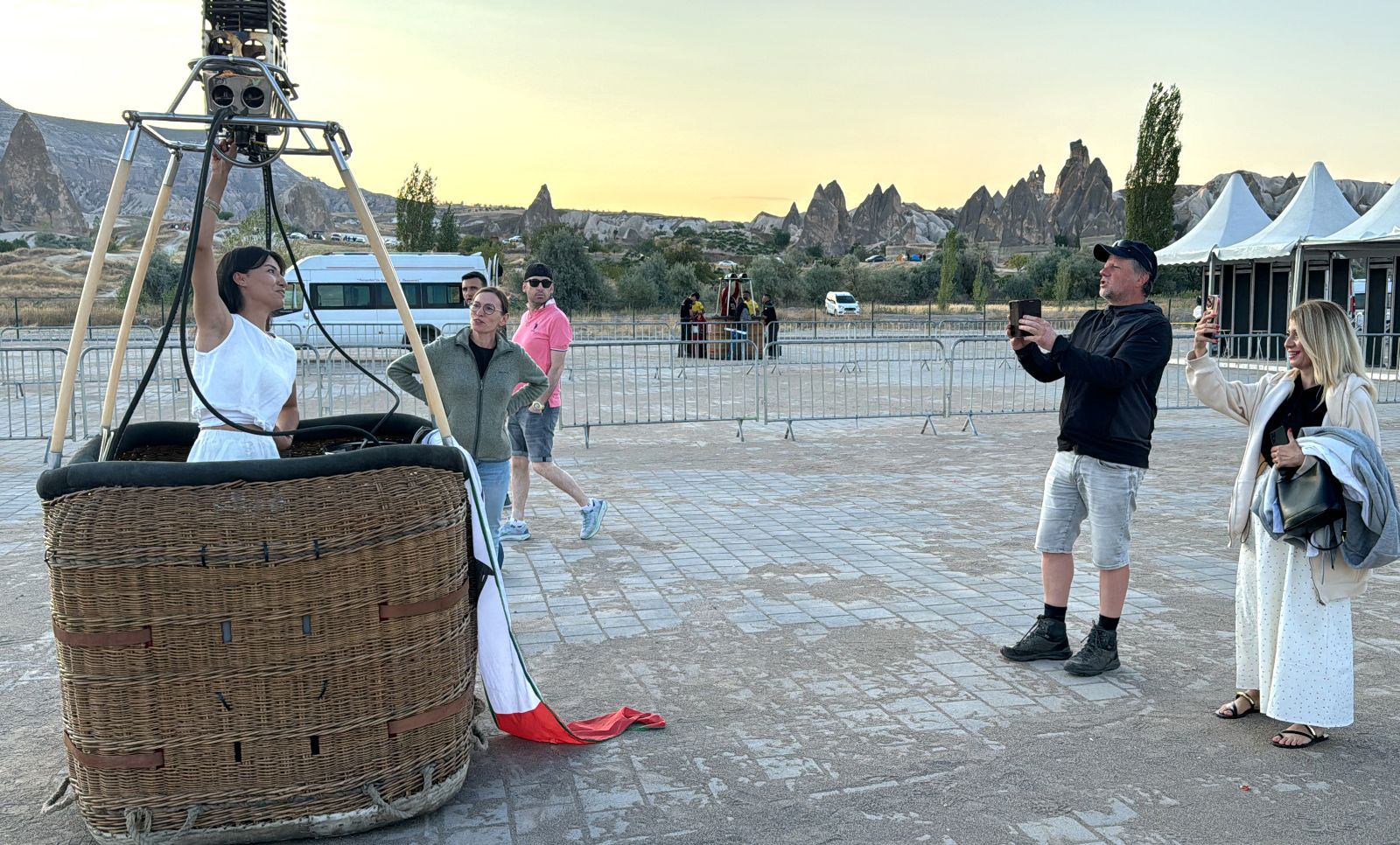 Kapadokya'da figürlü balonların gösteri uçuşuna "rüzgar" engeli