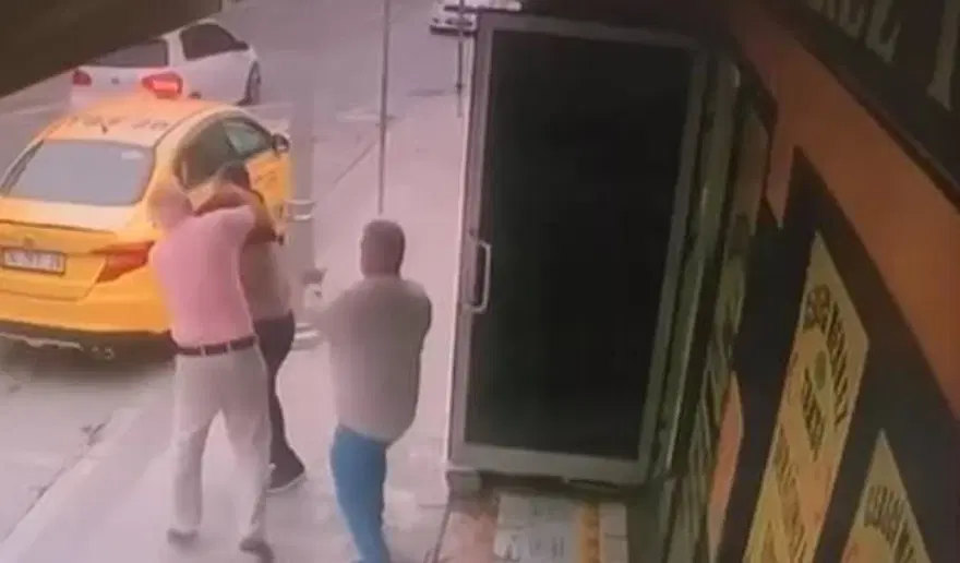 Taksi durağında dehşet anları: Oğlunun alacaklısı tarafından dövüldü 4 Taksi durağında dehşet anları: Oğlunun alacaklısı tarafından dövüldü 4
