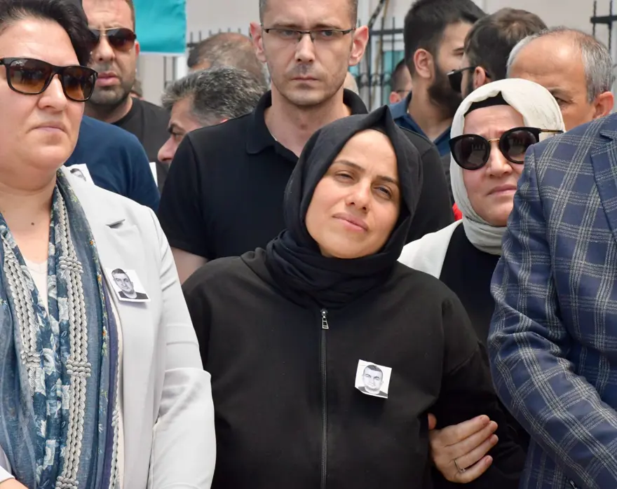 Öldürülen lise müdür yardımcısı son yolculuğuna uğurlandı 20 Öldürülen lise müdür yardımcısı son yolculuğuna uğurlandı 20