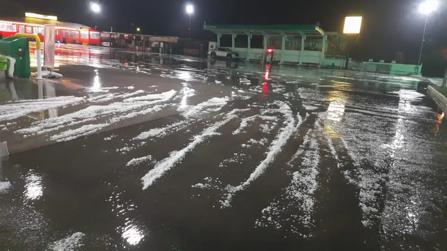 Antalya'da dolu yağışı etkili oldu: Araçlar akaryakıt istasyonlarına sağındı 1