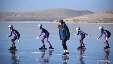 Donan Çıldır Gölü sürat patencilere antrenman pisti oldu