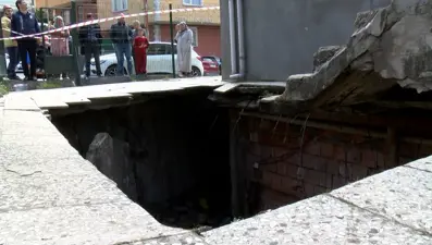 Pendik'te binanın bahçe zemini çöktü