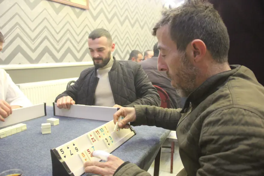 Görüntüleri viral olmuştu! Tek başına okey oynayan adam artık yalnız değil 1 Görüntüleri viral olmuştu! Tek başına okey oynayan adam artık yalnız değil 1