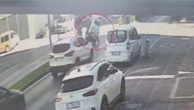 Virajı alamayan elektrikli bisiklet devrildi