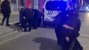 Dükkan basıp polise direnen şahıslar gazetecilere saldırdı