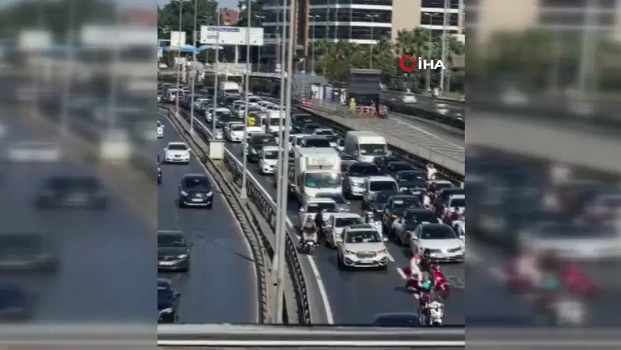 İstanbul’da E-5’i kilitleyenhalay İstanbul’da E-5’i kilitleyenhalay