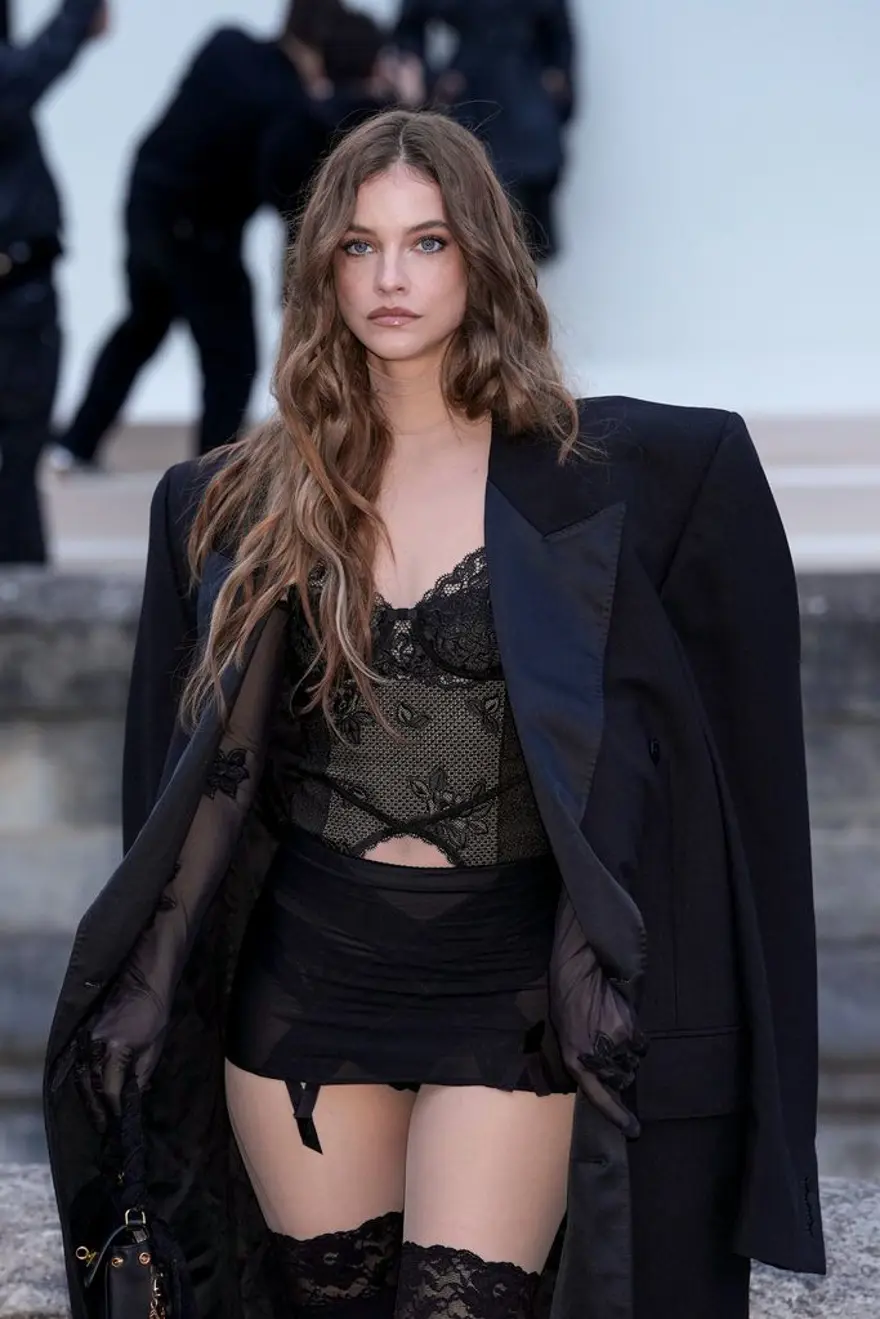 Afra Saraçoğlu Paris Moda Haftası'nda! Simsiyah görünümüyle göz kamaştırdı 5
