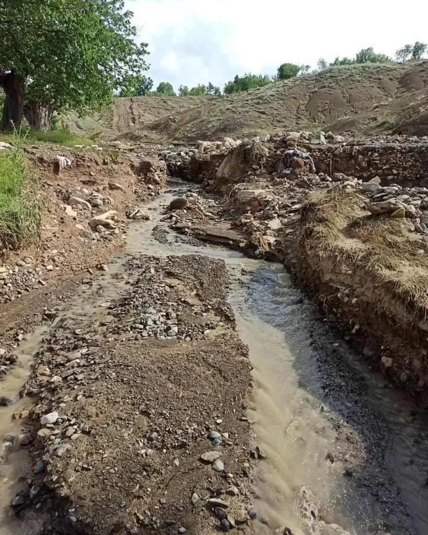 Elazığ'da sağanak sonrası köy yolu çöktü 1