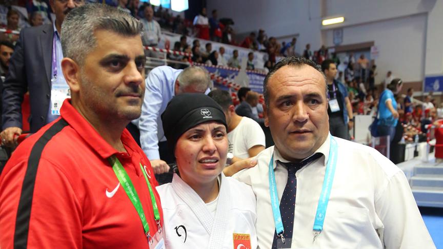 Karatede Gamze Karesteci altın madalya elde etti