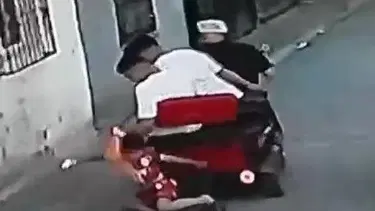 Galatasaray formalı çocuğu yerde sürüklediler