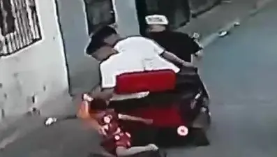 Galatasaray formalı çocuğu yerde sürüklediler