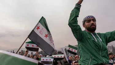 Suriye'de geçici hükümet, anayasa ve parlamentoyu askıya aldı