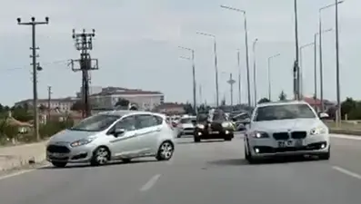 Düğün konvoyundaki feci kaza kamerada