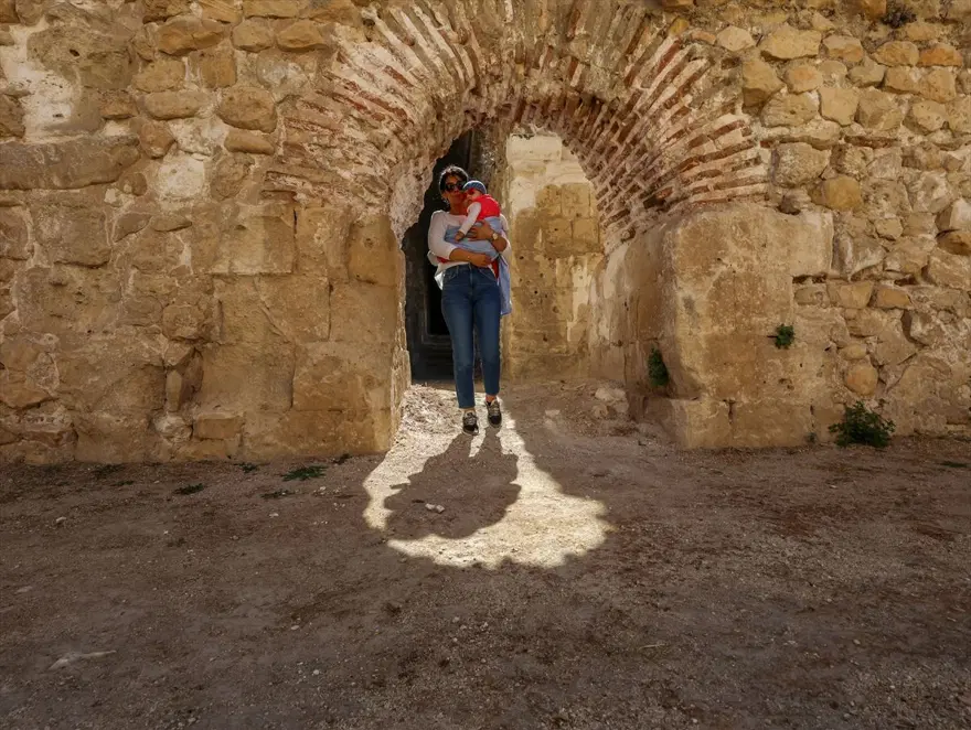 Arkeolog çiftin bebeği Sarya Hasankeyf kazı ekibinin neşe kaynağı oldu 16 Arkeolog çiftin bebeği Sarya Hasankeyf kazı ekibinin neşe kaynağı oldu 16