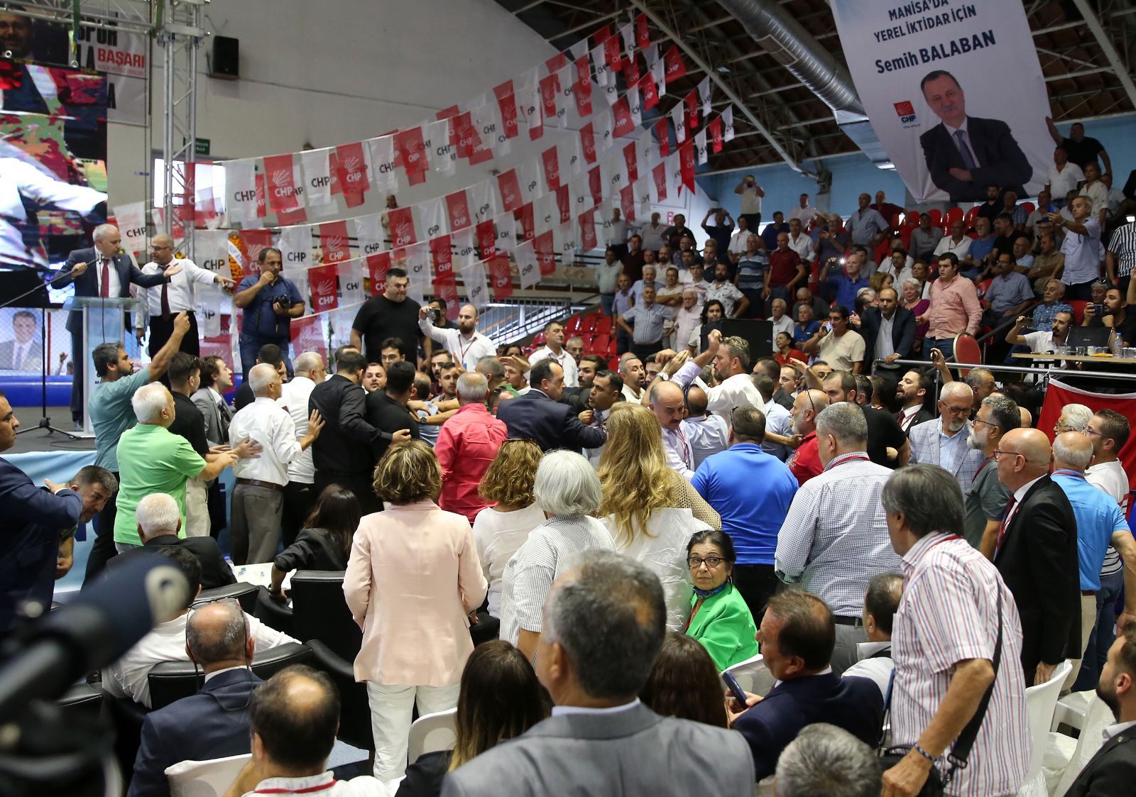 CHP'nin Manisa'daki kongresinde kavga çıktı