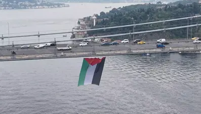 Boğaz köprülerine Filistin bayrağı asıldı