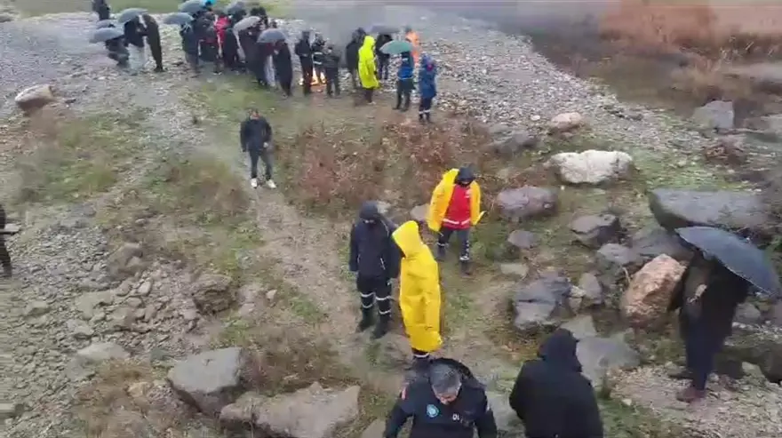 Kayıp çiftçiden bir iz daha: Dün telefonu bulunmuştu, bugünşalvarı bulundu 5 Kayıp çiftçiden bir iz daha: Dün telefonu bulunmuştu, bugünşalvarı bulundu 5