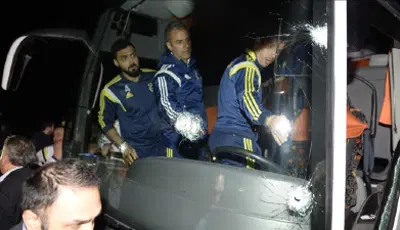 Fenerbahçe otobüsüne saldırı dosyasında 5 gözaltı11 yıl önce Fenerbahçe takım otobüsüne yönelik gerçekleştirilen saldırıda 5 kişi gözaltına alındı.