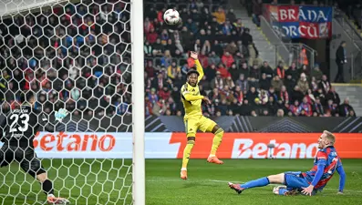 "Hakem 2 puanı çaldı" (7 Kasım 2025 spor manşetleri)