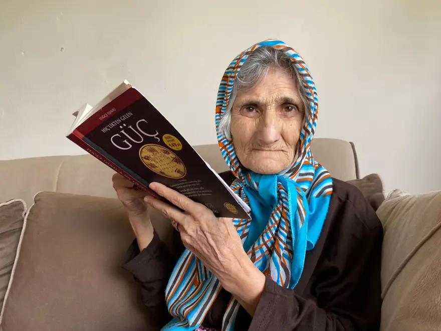 Bir gözü görmeyen 70 yaşındaki Sema Teyze ayda 20 kitap okuyor 1