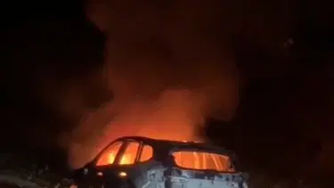 Alev alan otomobil kullanılamaz hale geldi