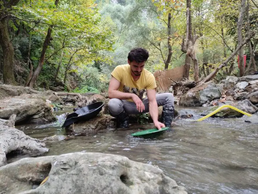 Derelerden altın toplayıp servet kazanıyorlar Derelerden altın toplayıp servet kazanıyorlar