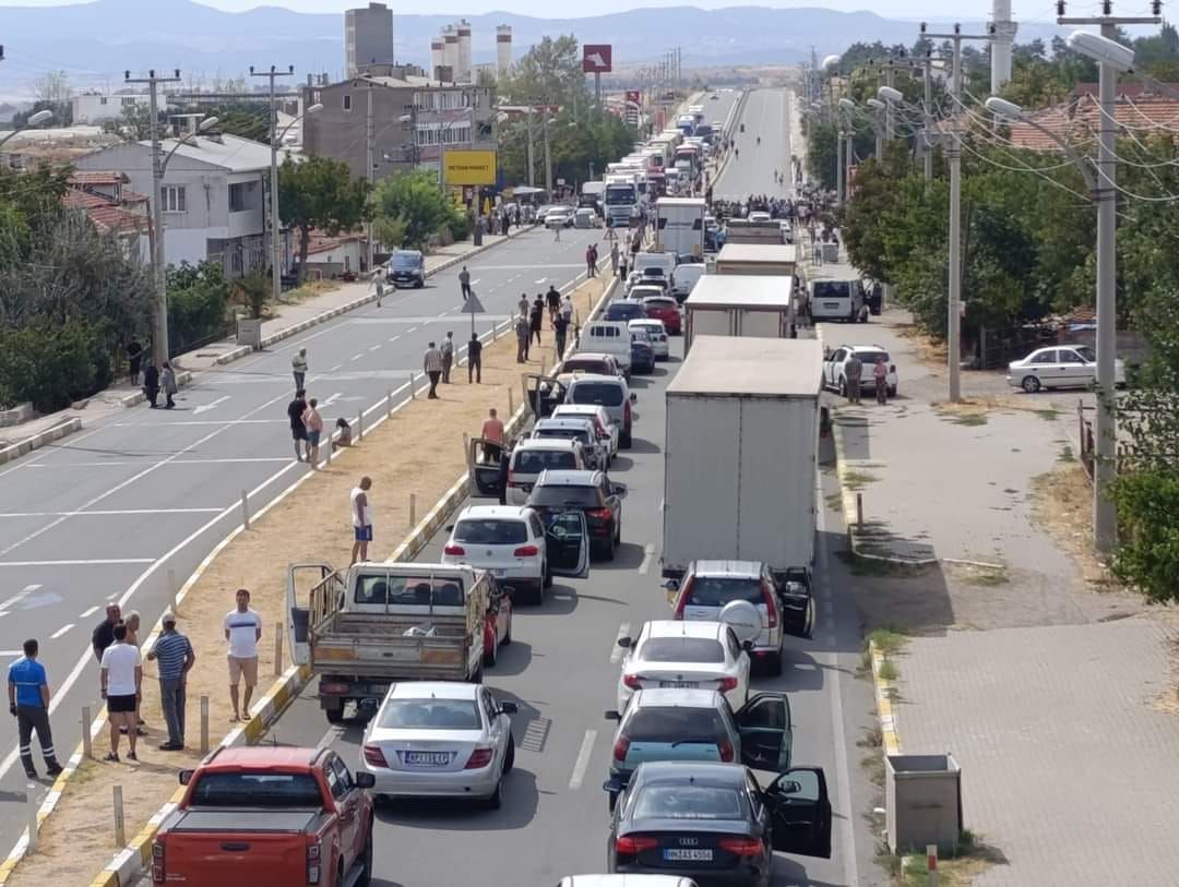 Edirne’de kaza:Otomobilin çarptığı yaya öldü, mahalleli yolu kapattı