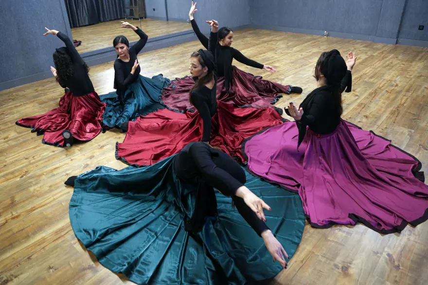 İranlı kadın dansçıların en büyük arzusu halka açık performans sergilemek 5