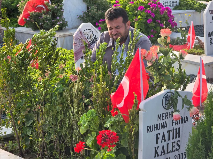 Deprem şehitliğinde buruk bayram 2