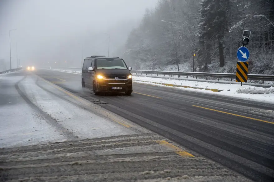 Bolu Dağı geçişinde kar yağışı 12