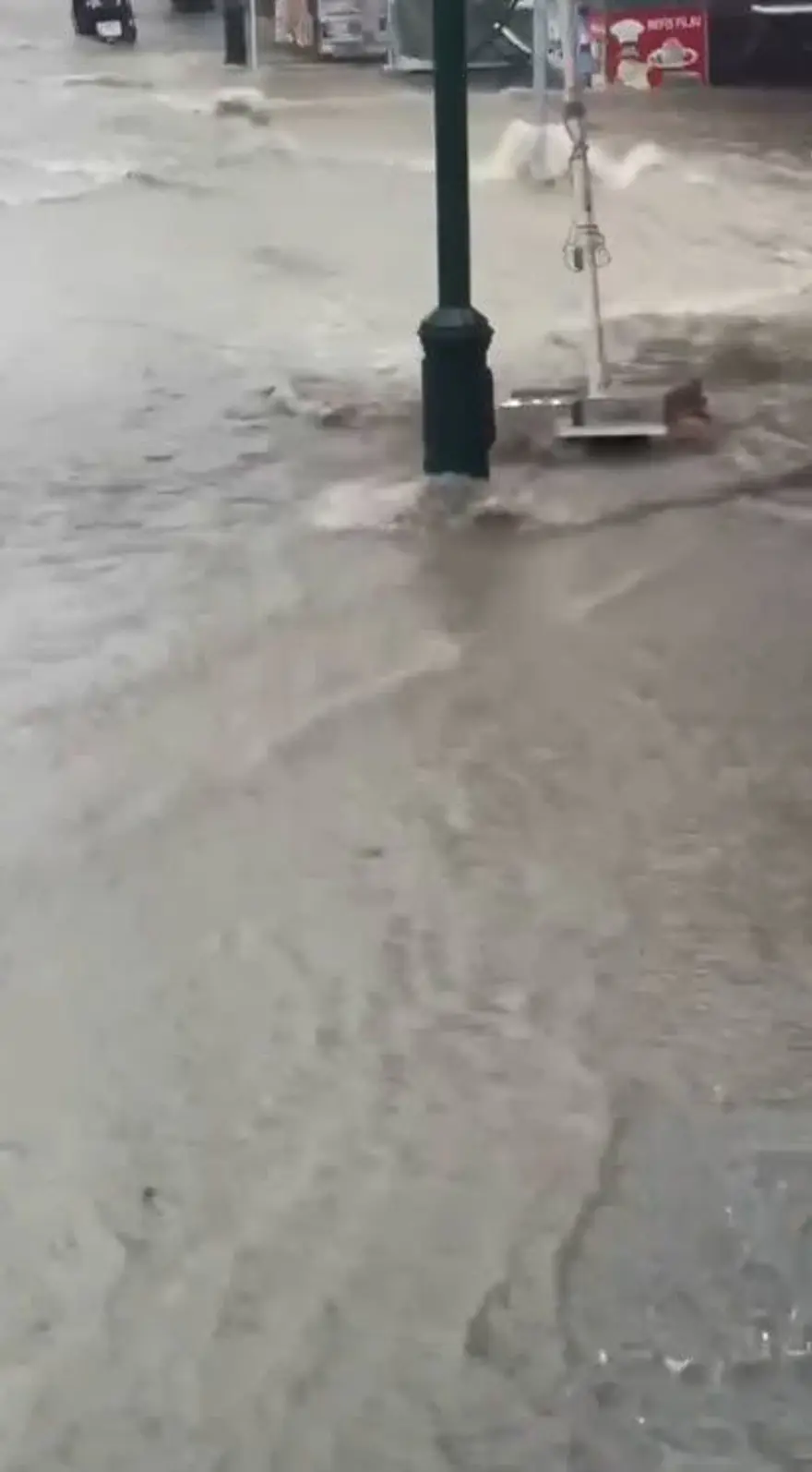 Çeşme'de sokaklar göle döndü 5