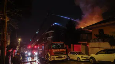 Üsküdar'da iki katlı binada yangın