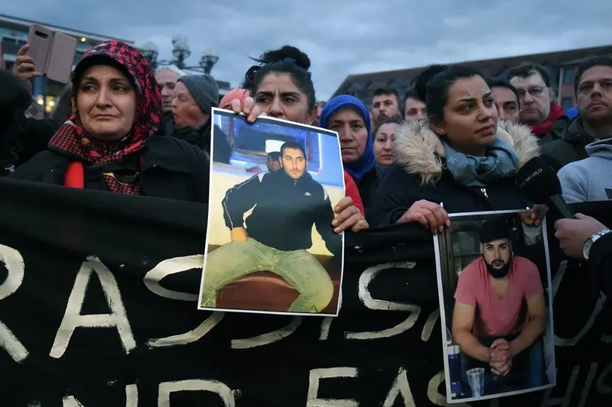 Almanya ırkçı saldırının kurbanlarına ağlıyor 22