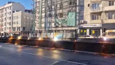 Bayrampaşa'da tramvay hattında korku dolu an: Kıvılcımlar çıktı, patlamalar yaşandı