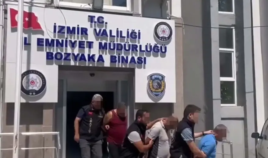 İlçeyi saatlerceinternetsiz bıraktılar: 3 kablo hırsızı 460 saatlik görüntü incelenerekyakalandı İlçeyi saatlerceinternetsiz bıraktılar: 3 kablo hırsızı 460 saatlik görüntü incelenerekyakalandı