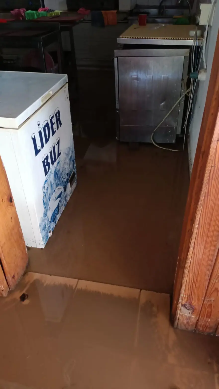 Antalya’da şiddetli yağmur hayatı felç etti:  Otomobil sel sularıyla sürüklendi 9